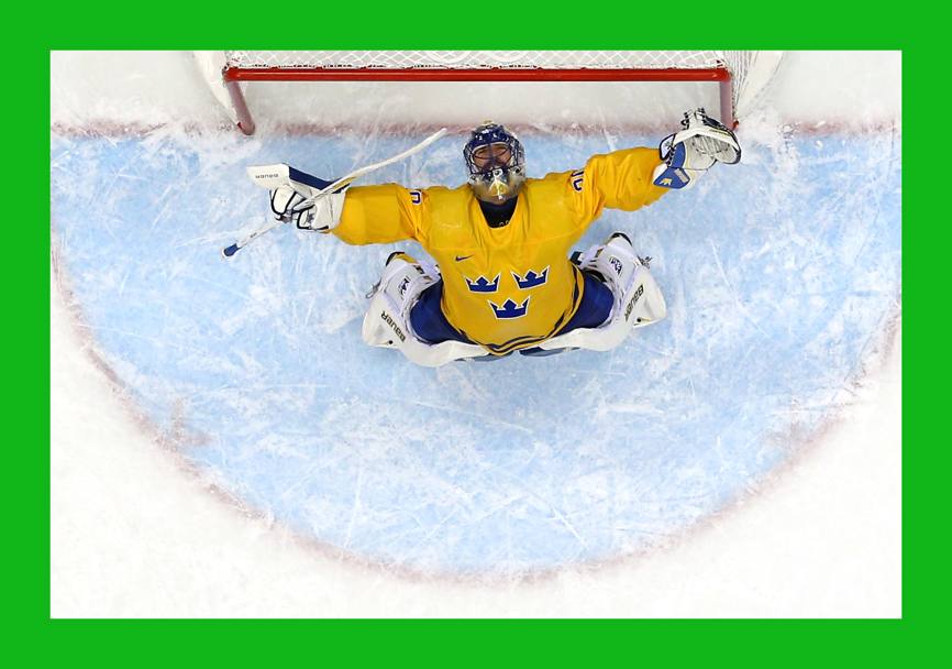 La gioia del portiere svedese dopo la vittoria sulla Finlandia ai Giochi di Sochi